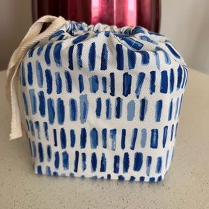 Set of two 18” outdoor pillow cases. Brand new in carrying bag. *waterproof*